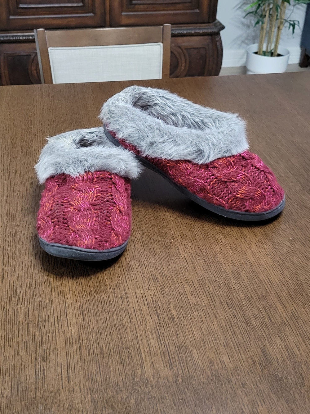 Cozy Knit Faux-Fur Lined Women’s Slippers - Burgandy Size 9/10